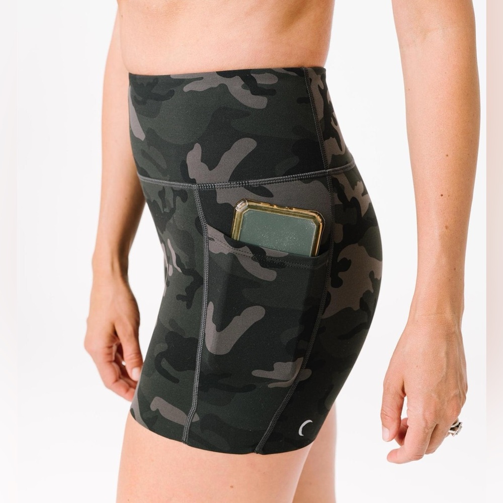 ZYIA Forest Camo Luxe Pocket Hustle Shorts Medium NWT 657